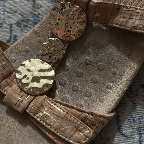 Vionic Gold Sandals with Cushioned Footbed and Ankle Strap - size 7.5 - Picture 5 of 7